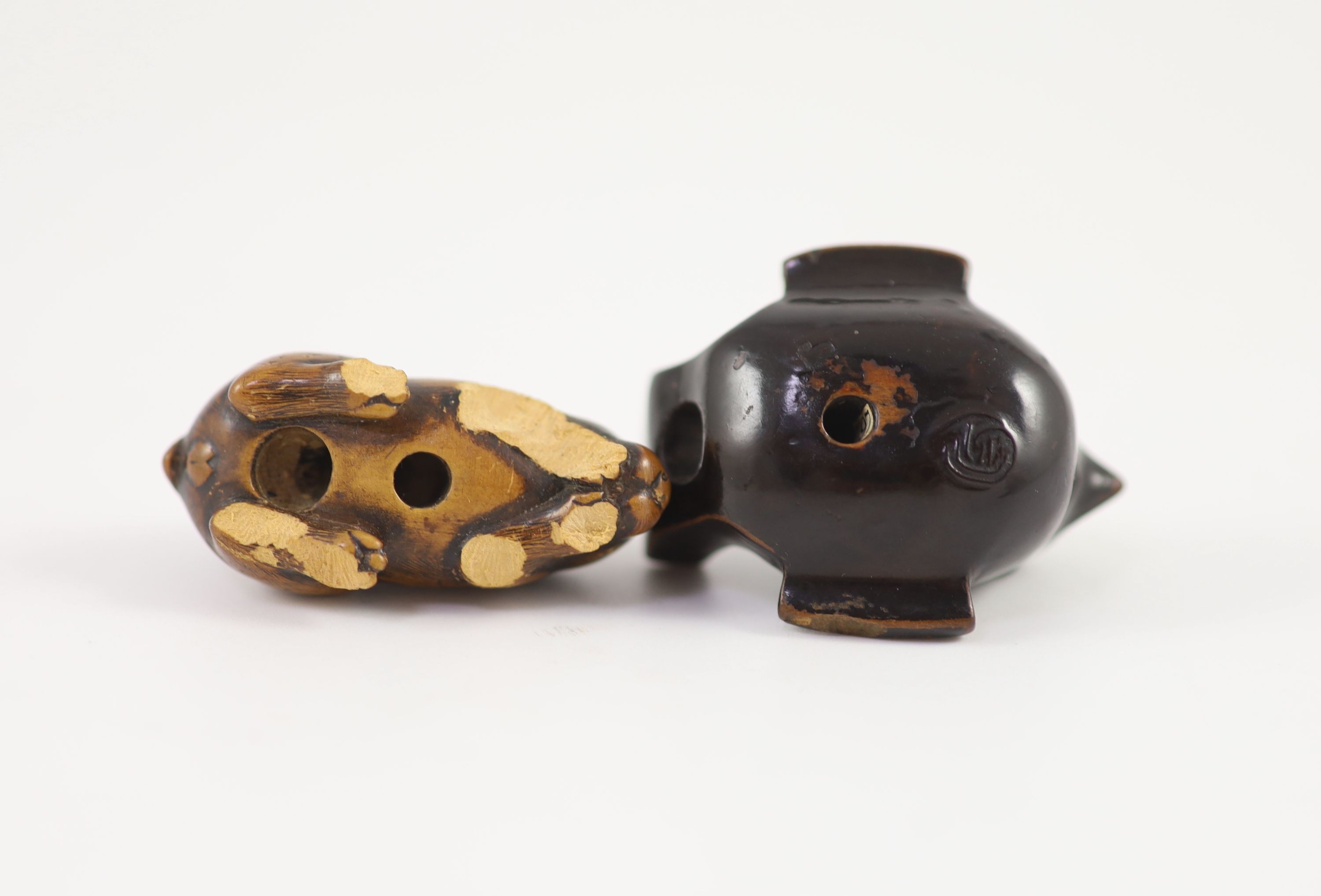 A Japanese lacquered wood netsuke of a bird and a wooden netsuke of a rabbit, 18th/19th century